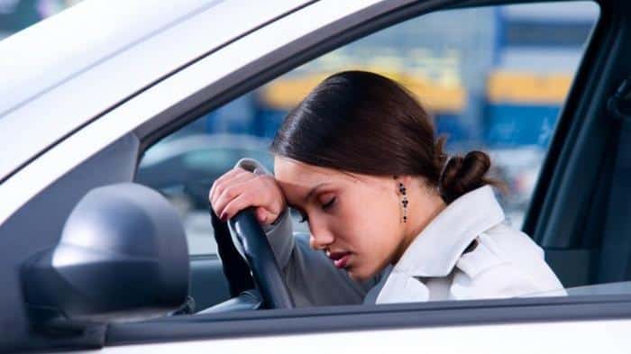 briesmas braukt, ja miegs; miegainības risks braukšanas laikā
