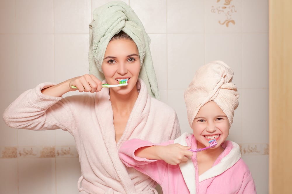 mācīt bērnus zobu tīrīšanai