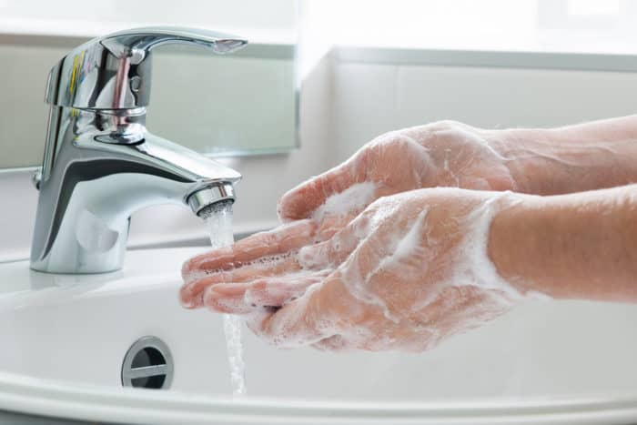 mazgājiet rokas pēc tualetes