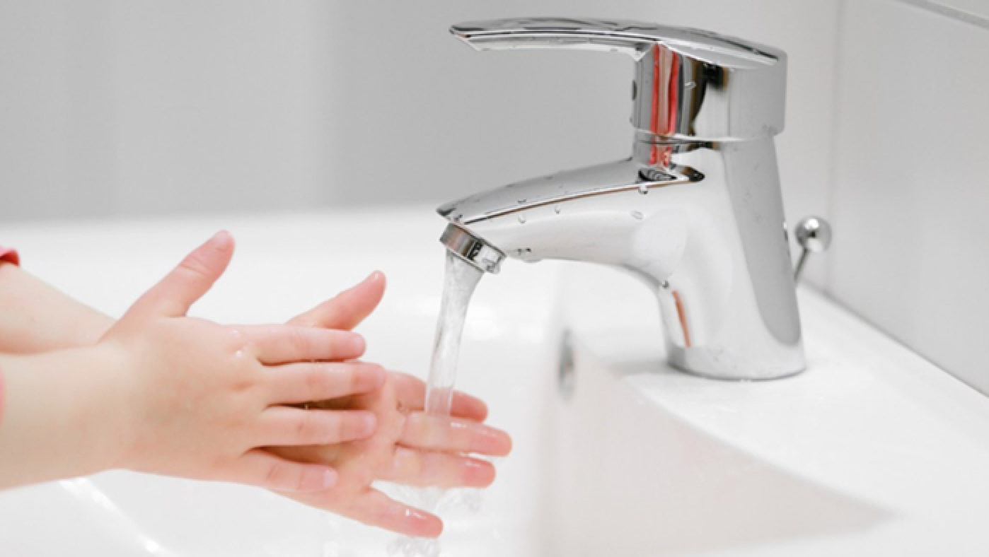 nomazgājiet rokas ar tekošu ūdeni