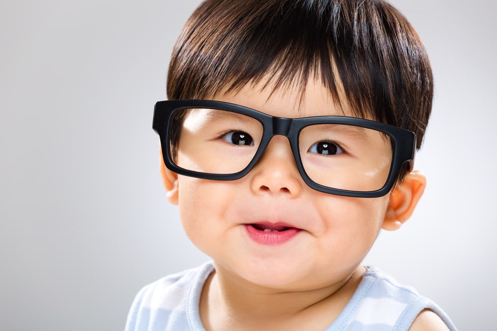bērni valkā brilles