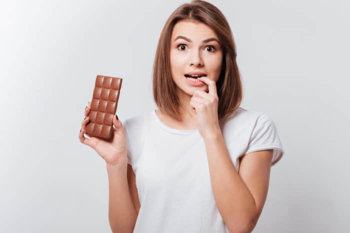 blakusparādības, ko izraisa šokolādes ēšana kuņģī