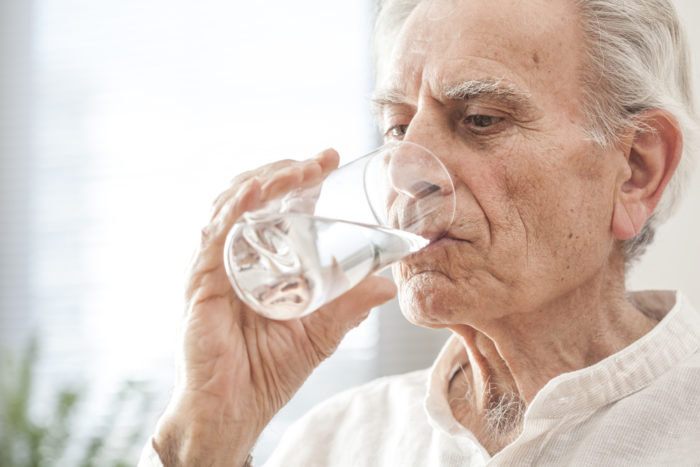 vecāka gadagājuma cilvēki dzer ūdeni