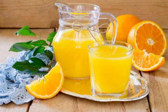 izvēlēties veselīgu apelsīnu sulu