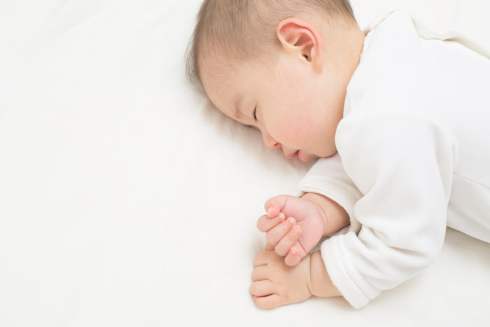 bērns guļ pēc vakcīnas